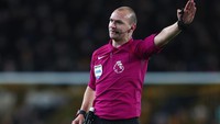 Bobby Madley akan memimpin laga West Bromwich Albion vs Bournemouth di The Hawthorns, Sabtu (12/8). Madley akan dibantu hakim garis Marc Perry dan Adrian Holmes. Foto: Matthew Lewis/Getty Images