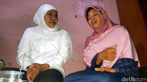 Mensos Khofifah Datangi Rumah Keluarga SR yang Tewas di Sekolah