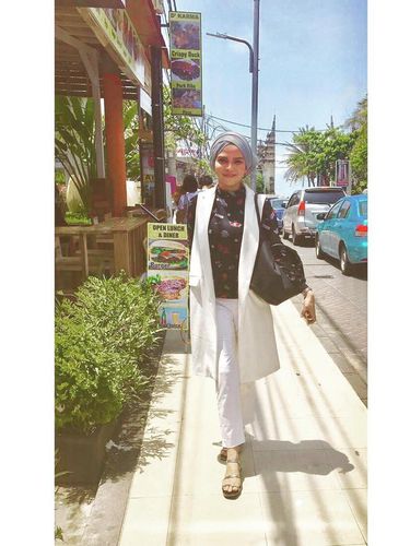 Foto: Gaya Hijab Simpel Rozmaniar, Istri Enji yang Baru Ditalak Cerai