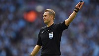 Craig Pawson dipercaya memimpin laga Chelsea vs Burnley di Stamford Bridge, Sabtu (12/8). Pawson akan dibantu hakim garis Constantine Hatzidakis dan Richard West. Foto: Shaun Botterill/Getty Images