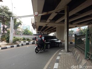 Ada Tiang Nyaris Roboh di Kolong Flyover Mampang