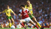 1992 - Arsenal 2-4 Norwich. Kejutan ini hadir di pekan pembuka era awal Premier League. Arsenal unggul duluan 2-0 tapi kemudian berbalik kalah lewat empat gol balasan Norwich di babak kedua. (Foto: Ben Radford/Allsport/Getty Images)