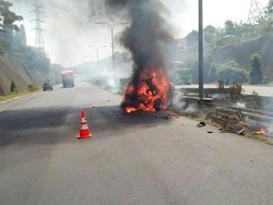 Mobil Terbakar di Tol Tangerang-Merak, Pengendara Kabur