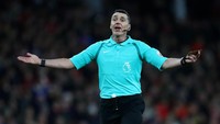Neil Swarbrick menjadi wasit untuk laga Everton vs Stoke City di Goodison Park, Sabtu (12/8). Dia akan dibantu hakim garis Harry Lennard dan Mick McDonough. Foto: Julian Finney/Getty Images