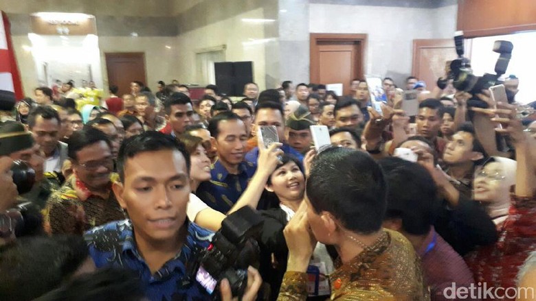Keliling Pameran Perumahan, Jokowi Kaprikornus Sasaran Selfie