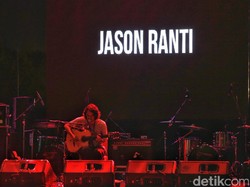 Jason Ranti Tampil Intim dan Jenaka di Panggung We The Fest 2017
