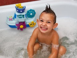 6 Tips Aman Memandikan Balita