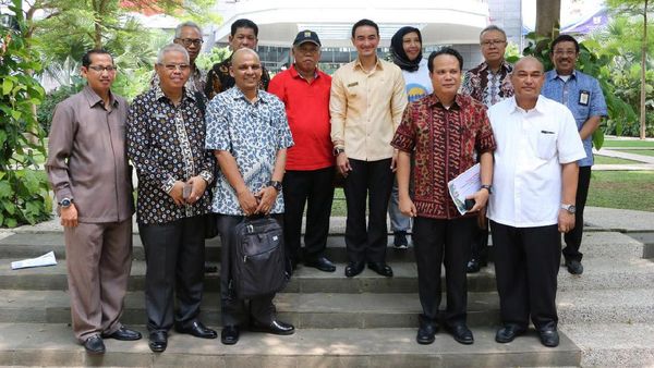 Gaya Menteri PUPR dan Zumi Zola Bahas Infrastruktur di Taman Rindang