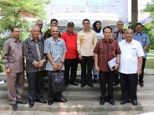 Gaya Menteri PUPR dan Zumi Zola Bahas Infrastruktur di Taman Rindang