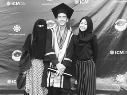 Ini Penampilan Ummi Pipik Bercadar Saat Hadiri Wisuda Putranya