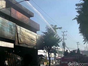 Lebih 24 Jam, Kebakaran di Tulungagung Hanguskan 5 Ruko Belum Padam
