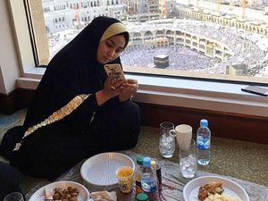 Mengintip Gaya Hidup Bos First Travel Saat Berlibur di Eropa