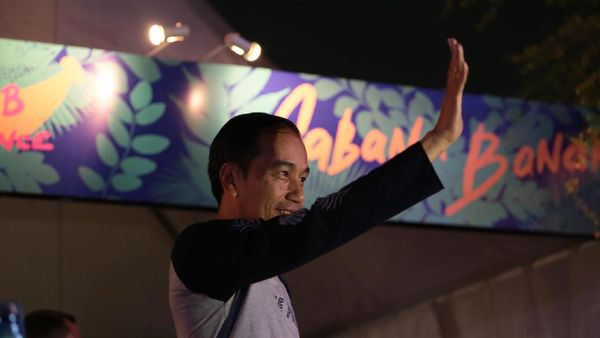 Pakai Kaus We The Fest, Jokowi Nonton Charli XCX