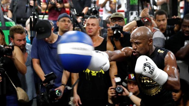 Floyd Mayweather Jr. naik ring setelah dua tahun pensiun dari dunia tinju.