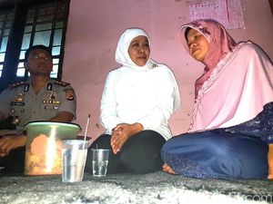 Mensos Khofifah Datangi Rumah Keluarga Bocah SR yang Tewas di Sekolah Mensos Khofifah Datangi Rumah Keluarga Bocah SR yang Tewas di Sekolah