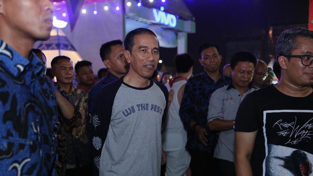 Foto: Gaya Kekinian Jokowi Pakai Kaus We The Fest Rp 249 Ribu