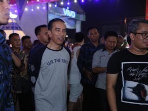 Foto: Gaya Kekinian Jokowi Pakai Kaus We The Fest Rp 249 Ribu