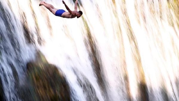 Foto: Olahraga Ekstrem, Loncat dari Atas Air Terjun