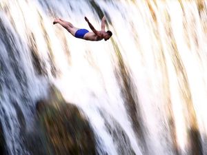 Foto: Olahraga Ekstrem, Loncat dari Atas Air Terjun