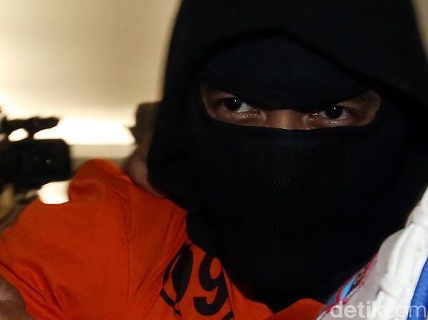 Foto: Kenakan Baju Tahanan, Ello Dibawa ke Sel
