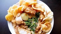 Bagaimana Kalau Siang Ini Jajan Ketoprak, Lotek dan Lengko Berbumbu Kacang?