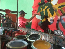 Melihat Lebih Dekat Seni Lukis Bak Truk di Lamongan