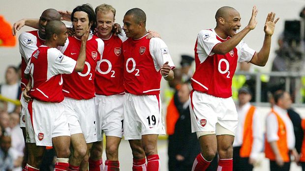 Thierry Henry (kanan) dihujat fan Arsenal sebagai ular dan legenda palsu.