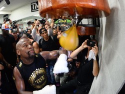 Rekor Taruhan Rp 1,1 M di Duel Mayweather vs McGregor