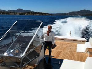 Hidup Mewah di Instagram, Kakek Playboy Ini Ternyata Banyak Utang