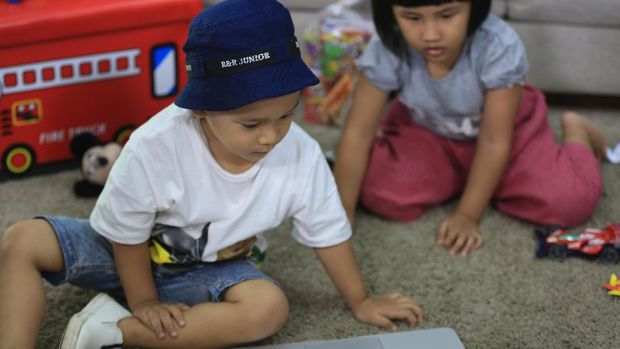 Ilustrasi anak mengakses internet