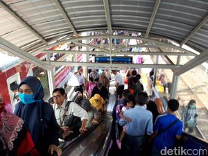 Ingat! Sisi Kanan Eskalator Stasiun Tanah Abang buat yang Buru-buru