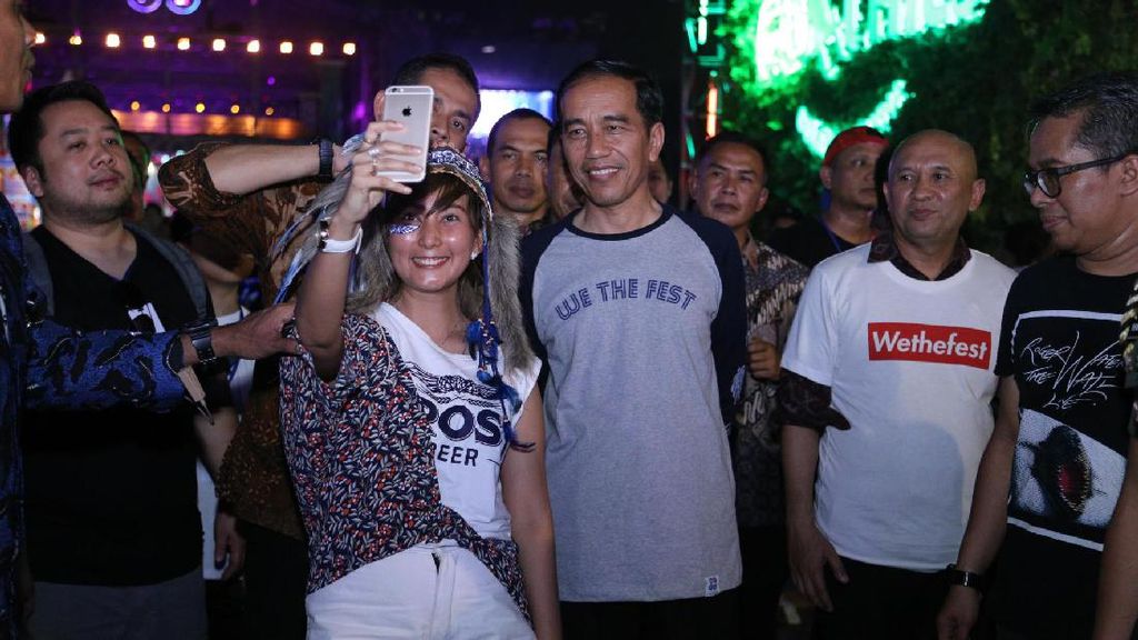 Datang ke We The Fest, Jokowi Sibuk Terima Permintaan Foto Bareng