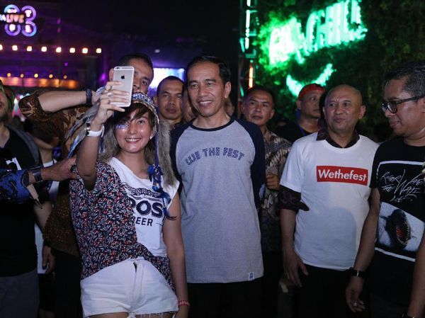 Datang ke We The Fest, Jokowi Sibuk Terima Permintaan Foto Bareng