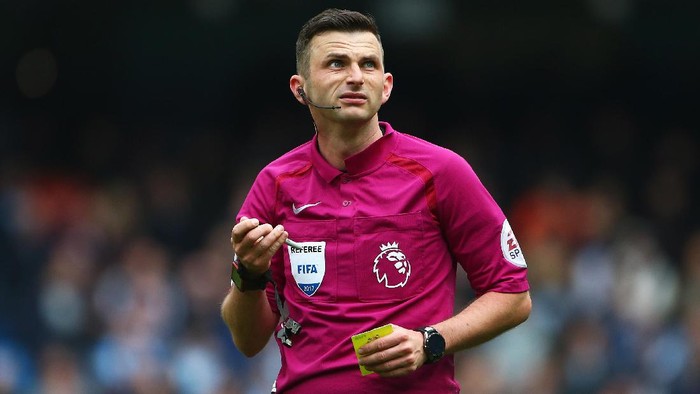 MANCHESTER, ENGLAND - MAY 06:  Referee Michael Oliver looks on during the Premier League match between Manchester City and Crystal Palace at the Etihad Stadium on May 6, 2017 in Manchester, England.  (Photo by Dave Thompson/Getty Images)
