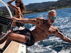 Gaya Unik Pria Macho Mirip Kakek-kakek Ini Viral!