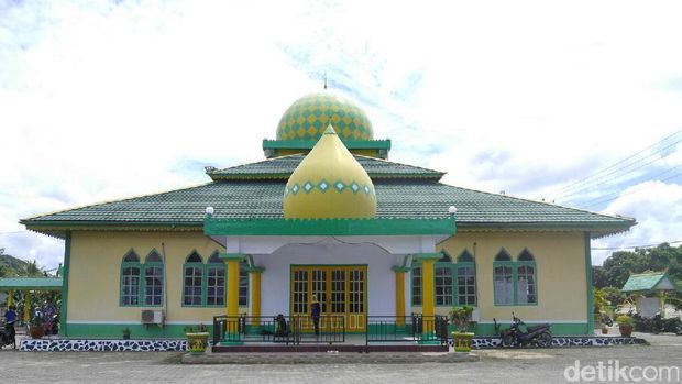 Masjid At Taqwa Sekayam / 