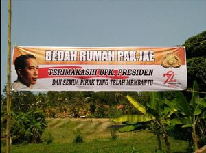 Semangat Warga Bedah Rumah Pak Jae yang Dapat Bantuan Jokowi Semangat Warga Bedah Rumah Pak Jae yang Dapat Bantuan Jokowi