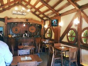 Malam Ini Mau Bersantai? Mampir Saja ke Kafe Bertema Hobbit dan Vintage yang Cozy Ini