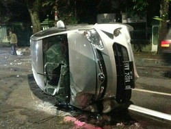 Disalip Motor, Minibus Terguling di Jalan Sumbawa Bandung