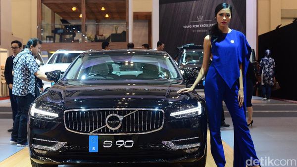 Foto : 4 Mobil Mewah Volvo Goda Pengunjung GIIAS