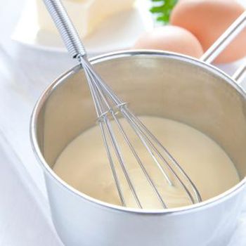 preparing hollandaise sauce