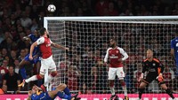 Benar saja. Arsenal kembali mencetak gol dua menit berselang. Giroud menjadi penentu kemenangan Arsenal lewat gol sundulannya. (Foto: Michael Regan/Getty Images)