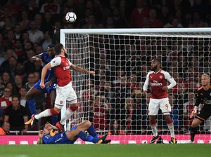 Diawali Lacazette, Diakhiri Giroud