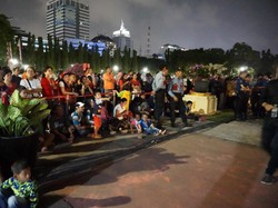 Warga Antusias Tunggu Peresmian Air Mancur Menari di Monas