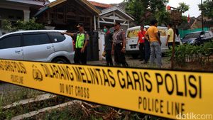 Densus 88 Geledah Rumah Terduga Teroris di Sumedang