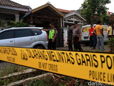Densus 88 Geledah Rumah Terduga Teroris di Sumedang