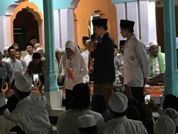 Haru, Santri Puteri ini Tak Kuat Menahan Tangis Saat Bertemu Jokowi