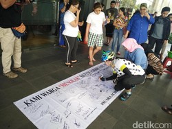 Gelar Aksi Damai, Penghuni Green Pramuka Galang Petisi Dukung Acho