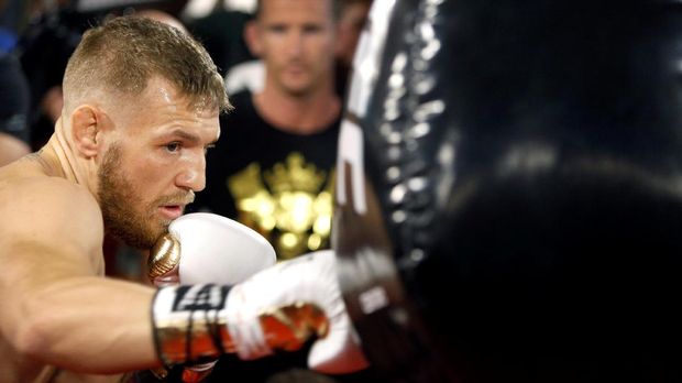 Conor McGregor unggul tinggi badan dan jangkauan.