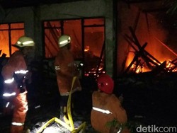 Kebakaran di Jatinegara Kaum Ludeskan Mes Karyawan, Tak Ada Korban